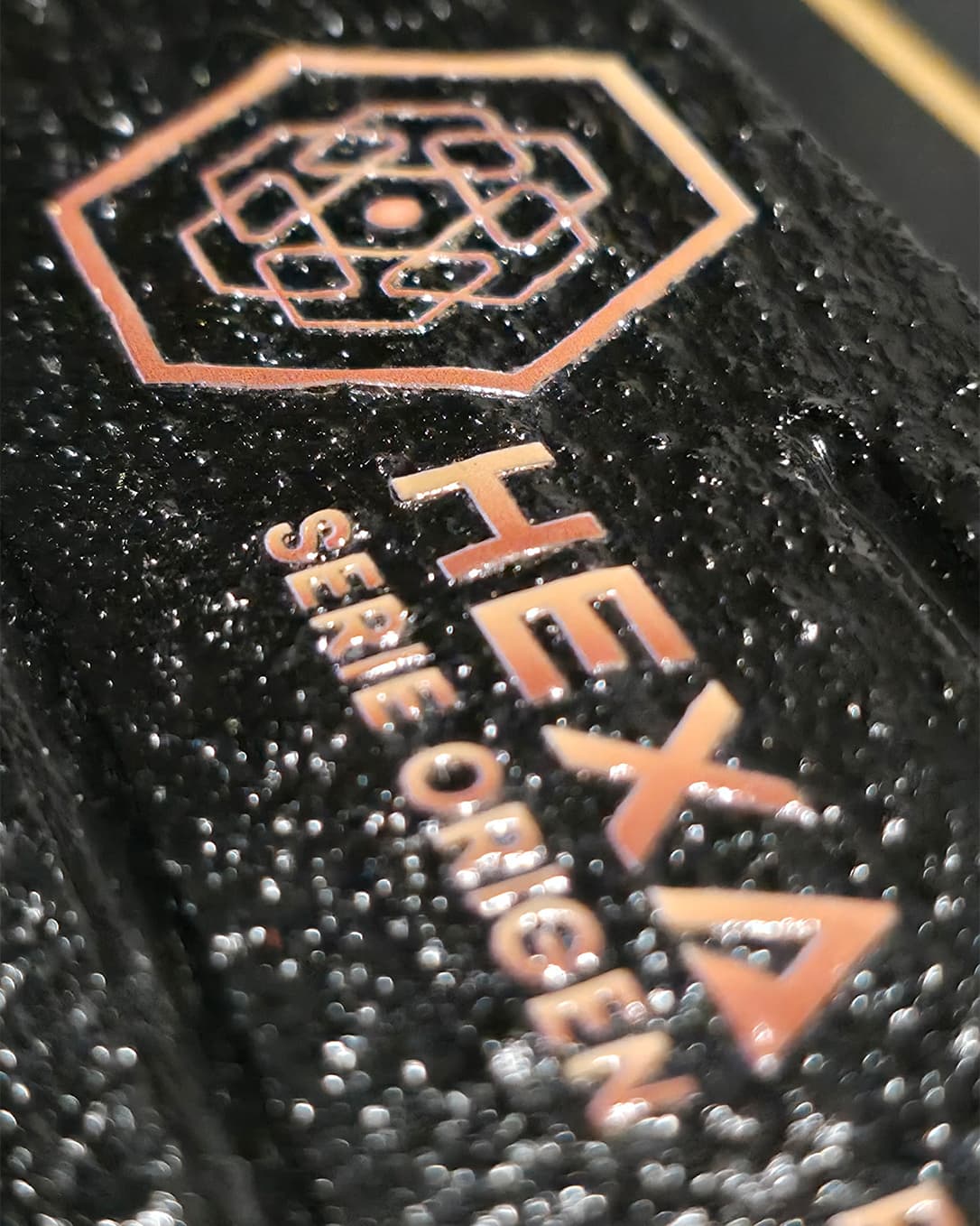 hexa-legado-mesas-artesanales-madera-juegos-mesa-black-texture-2